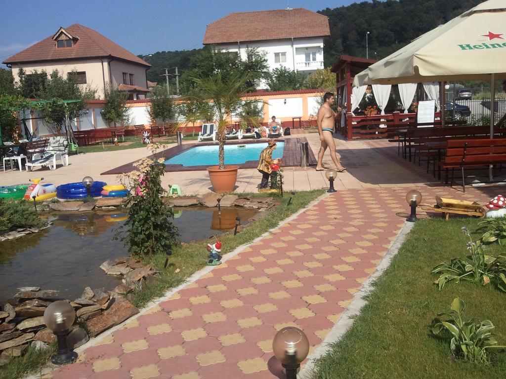 Casa Alba Hotel Ramnicu Valcea Ngoại thất bức ảnh
