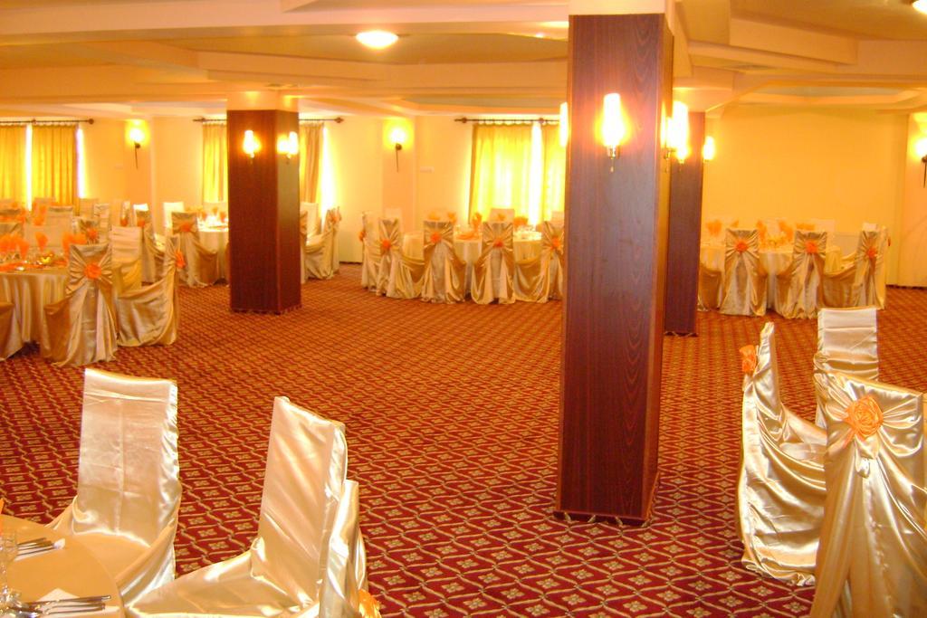 Casa Alba Hotel Ramnicu Valcea Ngoại thất bức ảnh